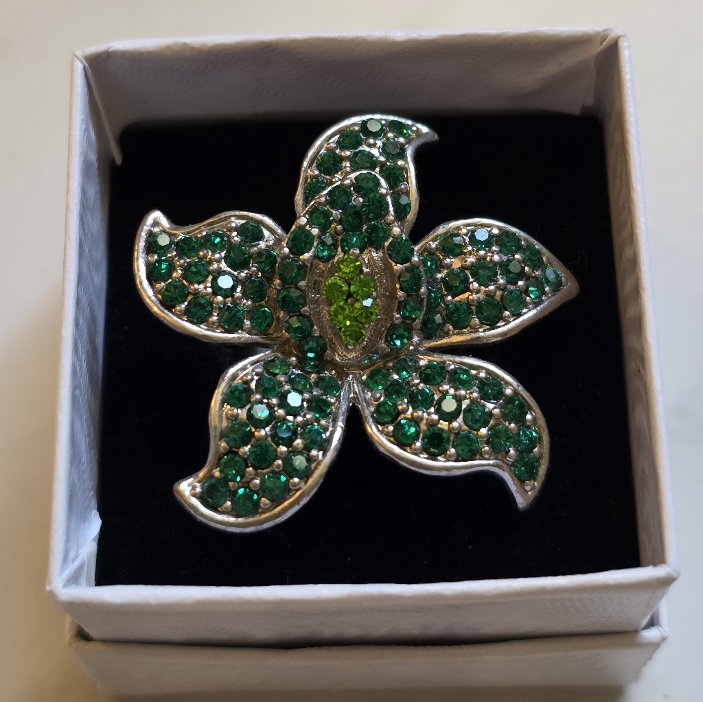 Elegant Silver And Green Floral Ring